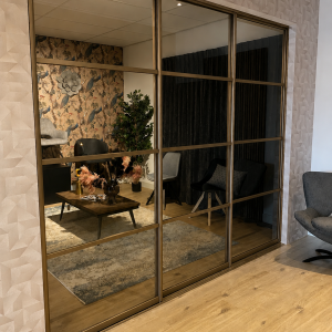 Staallook schuifwand met 3 deuren brons