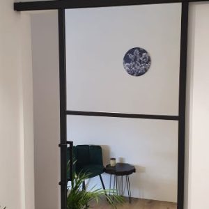 Schuifdeur zwart of wit voorzien van spiegel en kickplate vanaf