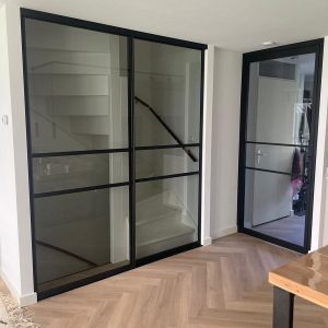 Staallook schuifdeuren voor een trap dubbel vanaf